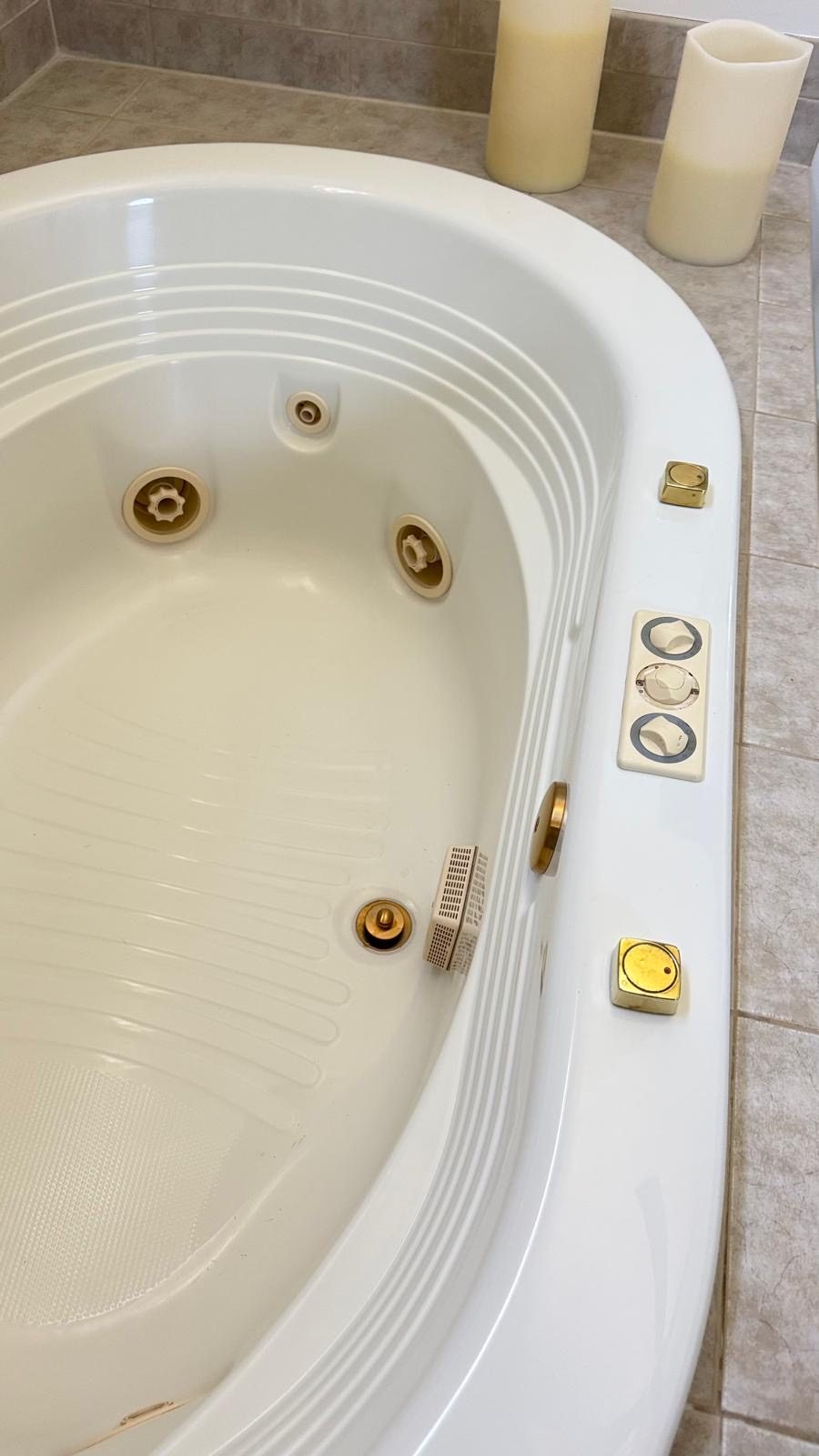 Whirlpool tub with jets, drain and trim fixtures